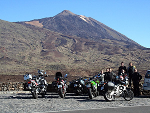 Mit Motorrädern vor dem Teide